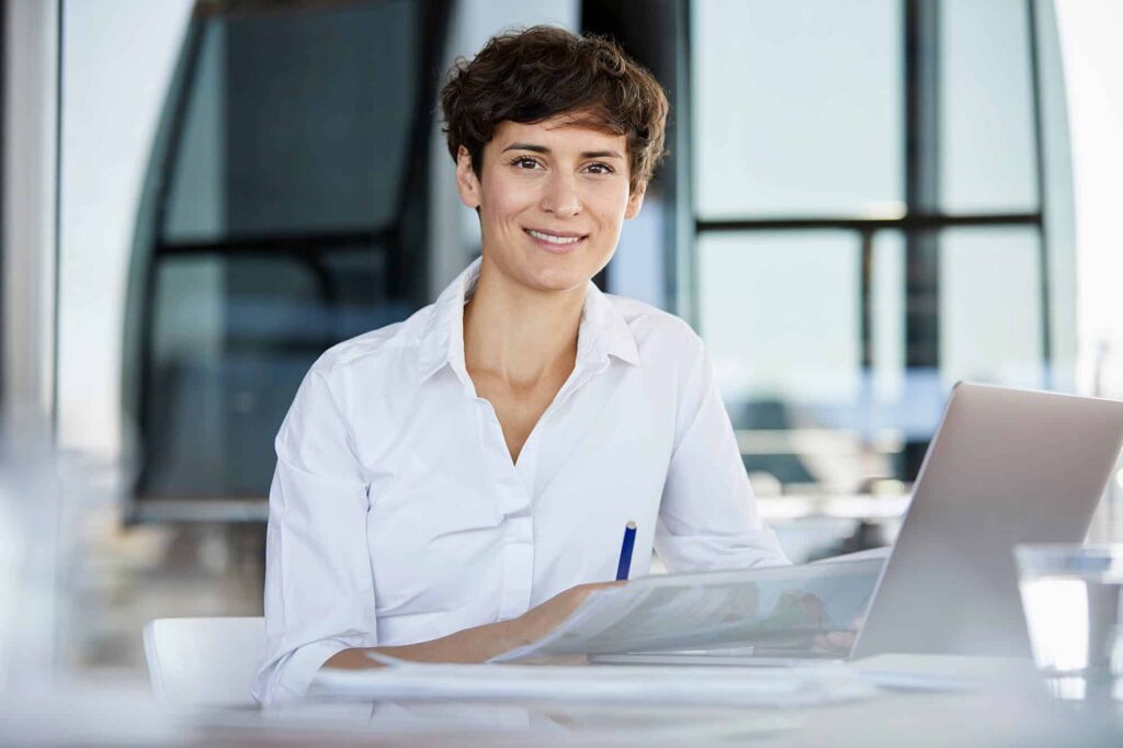 retrato de una empresaria segura sentada en el escritorio-2023-11-27-05-27-56-utc.jpg