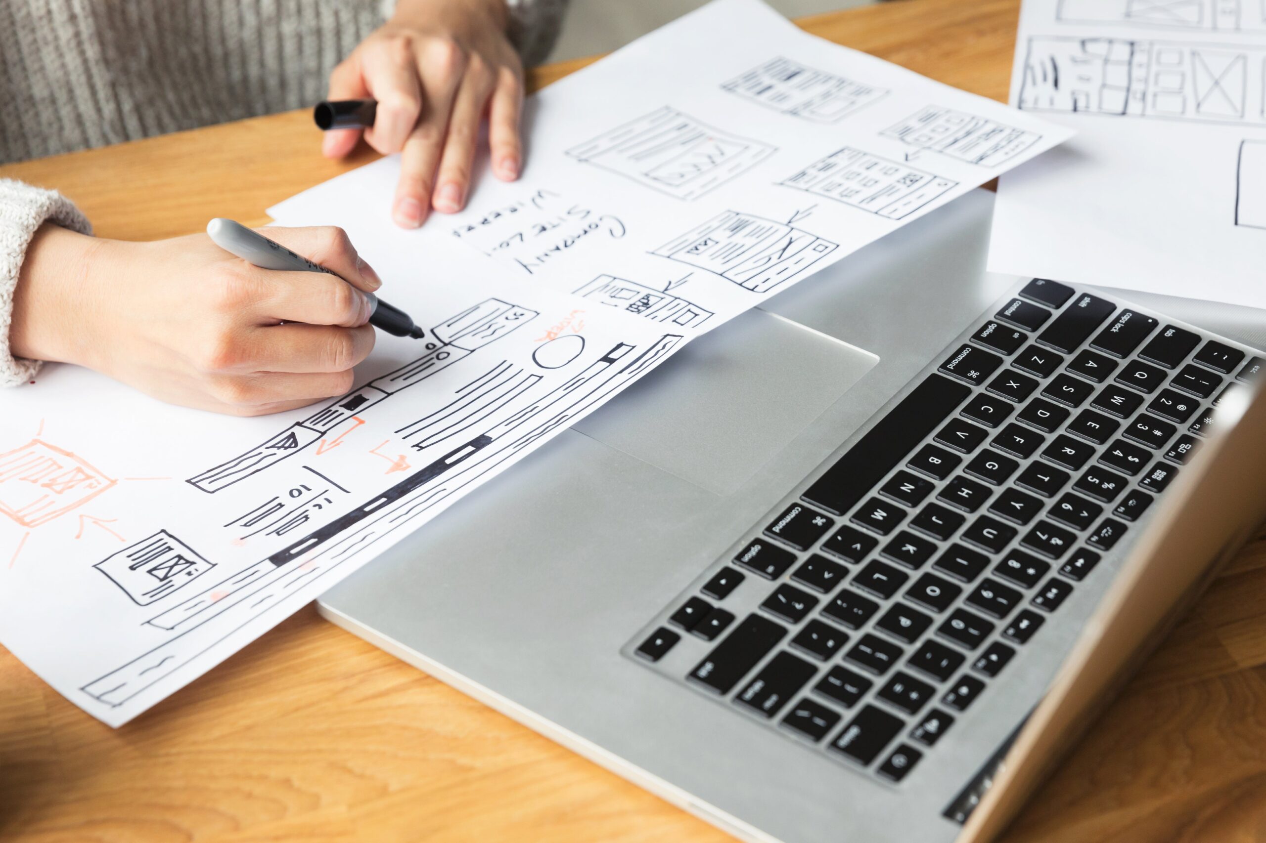 Diseñador creando un boceto de sitio web